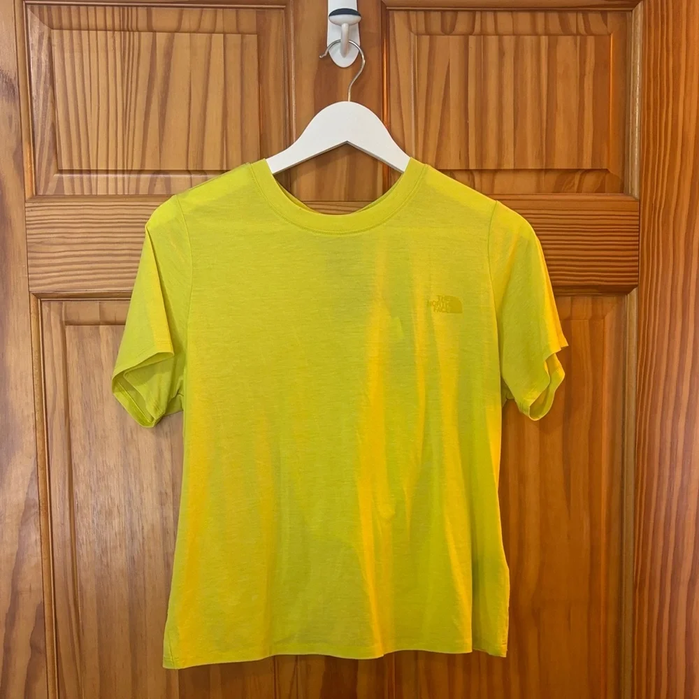 ⭐️The North Face Size Medium Green Twist Back Activewear Top - Picture 3 of 7